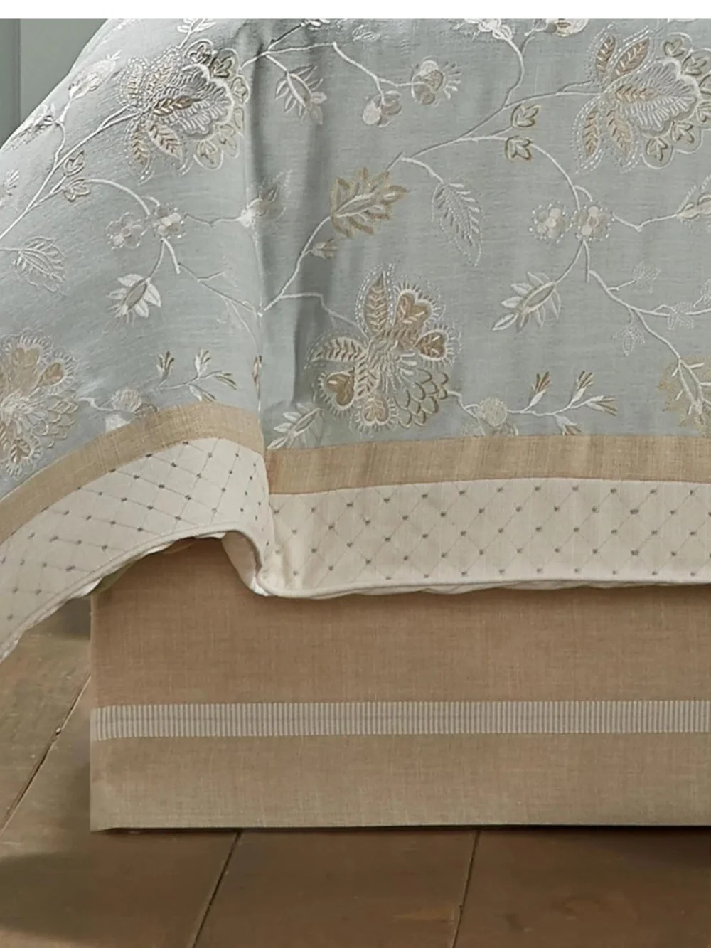 J Queen New York Garden View 4-Pc. Comforter Set, Queen - Spa NWT